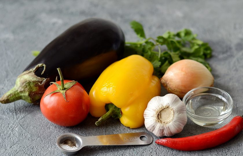 1. Этап. Салат с баклажанами по-армянски: Подготовьте все ингредиенты.