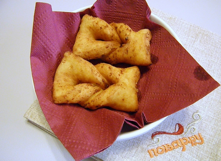 1. Этап. Вергуны на творожном тесте: После обжарки выкладывайте вергуны на салфетку бумажную, чтобы стек лишний жир.