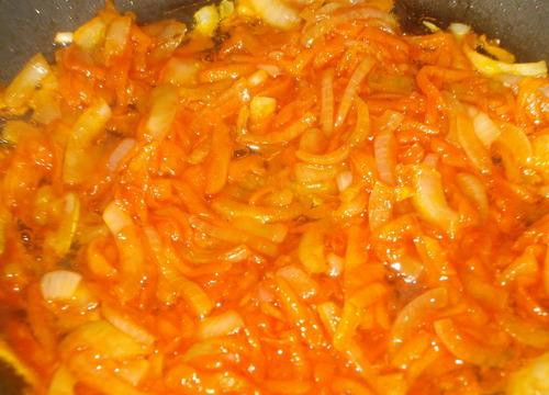 1. Этап. Суп вермишелевый с фрикадельками: 3. Картофель почистить и нарезать небольшими брусочками. Морковь и лук почистить, нарезать мелкими кубиками и обжарить на масле. В суп с фрикадельками положить нарезанный картофель и обжаренные овощи.