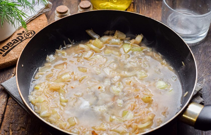 1. Этап. Ризотто с креветками: Добавьте теперь в сковороду бульон, соль и перец. Готовьте рис под крышкой 10 минут.