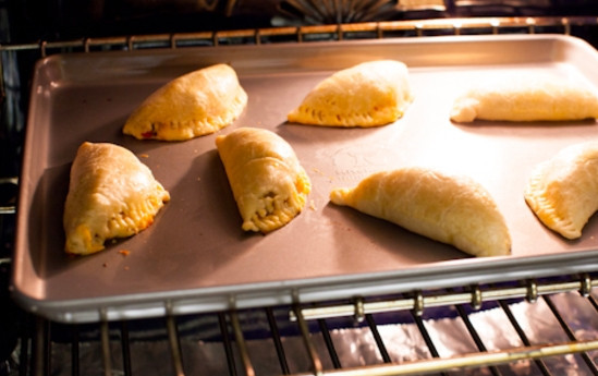 1. Этап. Духовые пирожки: Выпекайте 22-25 минут. Подавайте пирожки теплыми с любимыми соусами и дипами.