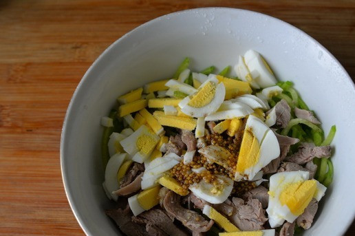 1. Этап. Салат с индейкой Хоритаки: Добавляем в салат заправку, перемешиваем. В таком виде салат можно перевозить на пикник.