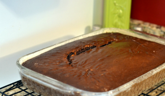 1. Этап. Торт Палермо: 2. Выкладываем на дно формы сначала белый бисквит. Половину всего шоколада растопим и смажем белый бисквит густым слоем. Белый бисквит накроем затем коричневым и тоже смажем шоколадом.