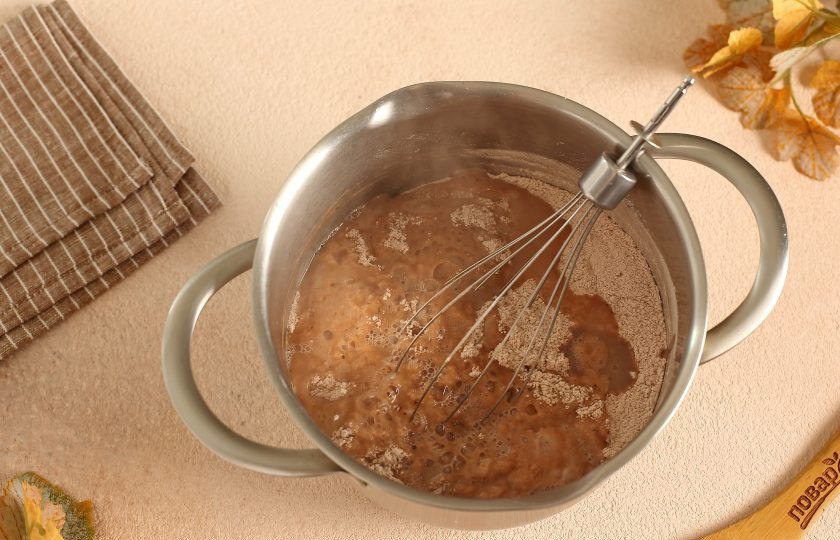 1. Этап. Шоколадные кексы без молока: Добавьте растительное масло и кипяток. Энергично все перемешайте.