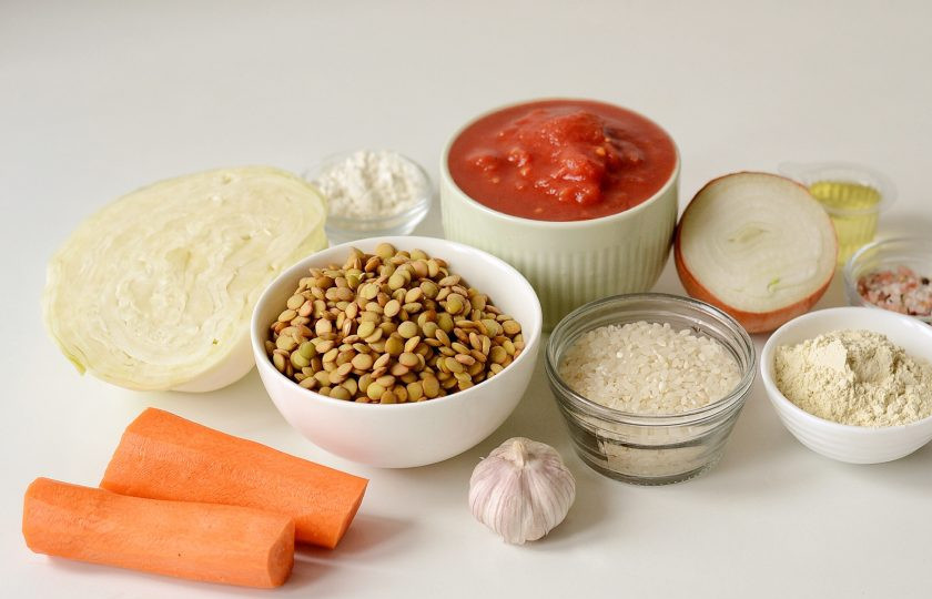 1. Этап. Ленивые вегетарианские голубцы: Подготовьте все ингредиенты. Чечевицу заранее замочите в воде.