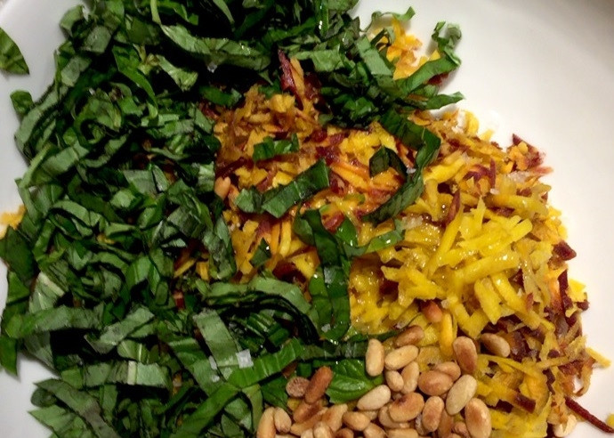 1. Этап. Салат с морковью и кедровыми орешками: 9. Добавьте к овощам орехи, посолите по вкусу и добавьте растительное масло.