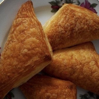 Треугольники из слоеного теста