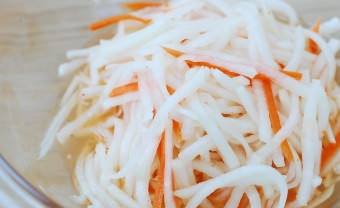 1. Этап. Редька по-корейски: Обязательно попробуйте. Если нужно, добавьте больше уксуса, сахара или перца. Оставьте постоять хотя бы полчаса, чтобы редька как следует промариновалась. Вкуснее всего редька будет на следующий день.