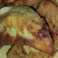 Жареные пирожки Замешиваем тесто. Для этого смешиваем кефир, соль, соду, муку (постепенно вводим). Тесто должно получиться мягким, но чтобы не липло к рукам. Делаем начинку. Смешиваем куриный фарш, лук измельчить любыми способами (можно мелко нарезать, провернуть через мясорубку, или блендером) и добавить к фаршу. Положить соль и перец по вашему вкусу. Добавить немного воды чтобы получился жидкий фарш, но не переборщить. Можно раскатать тесто скалкой и вырезать блюдцем примерно 0,5 см толщиной круги, а можно сделать из теста колбаску и отщеплять по кусочку, который помещается в горсти. Аккуратно сделать руками кружок и выложить на него тесто, так чтобы пирог мог закрыться. Хорошо края пирожков слепить. Жарить на растительном масле на медленном огне с двух сторон до получения золотистой корочки.