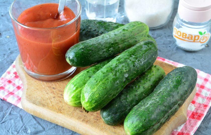 1. Этап. Огурцы в остром соусе на зиму: Подготовьте все ингредиенты.