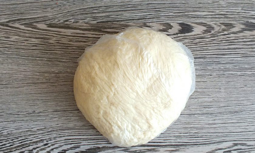 1. Этап. Пельмени из судака: Готовое тесто заверните в пленку и уберите на 30 минут в холодильник.