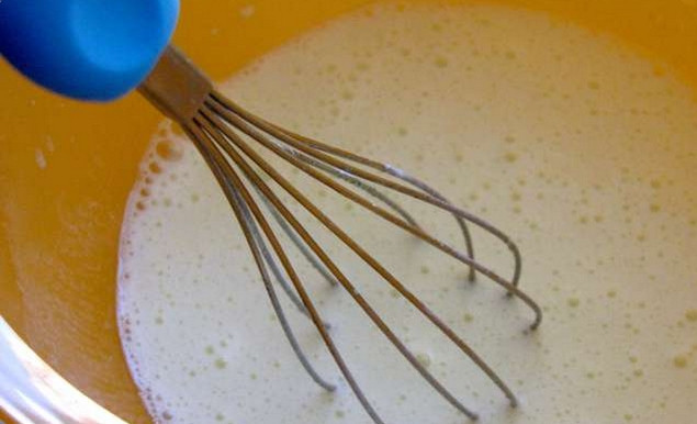 1. Этап. Мясной пирог на кефире: 1. Для теста венчиком взбиваем кефир и соду. Должны пойти пузырьки. После этого добавим яйцо, немного соли и муку. Перемешаем тщательно.