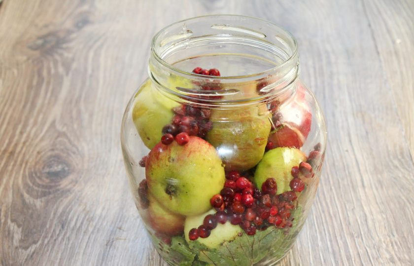 1. Этап. Моченые яблоки с брусникой: Всыпьте сверху ягоды брусники.