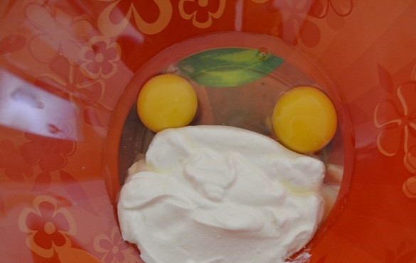 1. Этап. Рецепт теста для пиццы в мультиварке: В небольшую посуду выкладываем сметану, добавляем яйца и хорошо перемешиваем до однородного состояния.