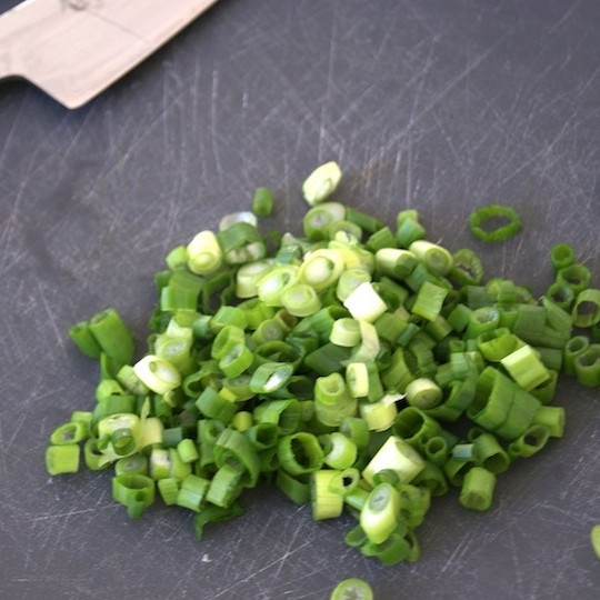 1. Этап. Рис с жареными креветками по-китайски: Мелко нарубим зеленый лук, отставим пока что в сторону.