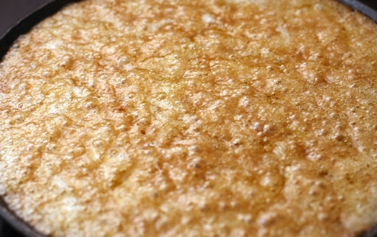 1. Этап. Тарт татен со сливами: Теперь занимаемся начинкой. Сливочное масло растапливаем на сковороде, добавляем в него сахар, прогреваем до золотистости сахара.