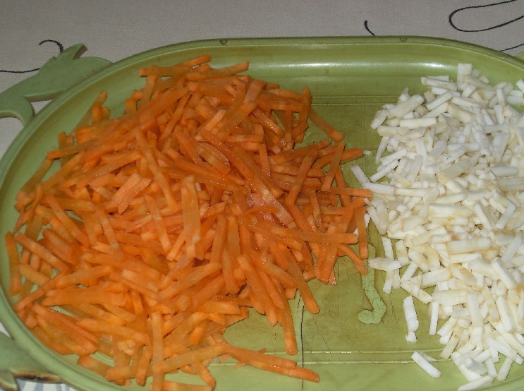 1. Этап. Суп с грибами и сыром: Морковь и сельдерей помойте и порежьте соломкой.