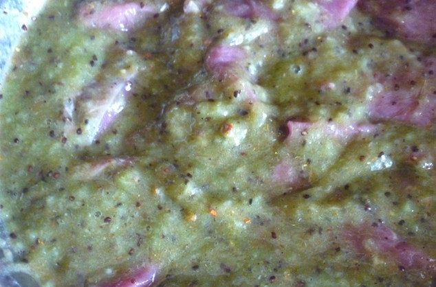 1. Этап. Мясо с киви: Перемешиваем, чтобы говядина полностью покрылась маринадом. Ставим в холодильник на 3-4 часа.