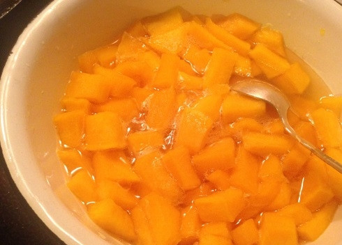 1. Этап. Тыквенные цукаты: Ставим тыкву в соке на огонь, доводим до кипения. Уменьшаем огонь до минимума и кипятим минут 5-7. Затем убираем с огня и пусть постоит часа 3-4.