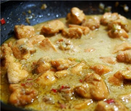 1. Этап. Зеленое карри из курицы с ананасами: Ставим вок на средний огонь, заливаем кокосовым молоком, доводим до кипения и варим еще 15 минут после кипения на том же среднем огне.