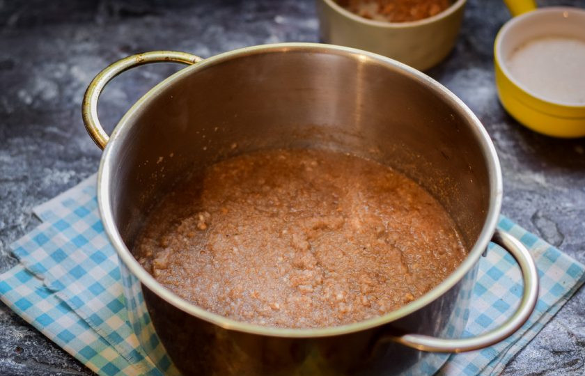 1. Этап. Гречневая каша для грудничка: Варите гречневую кашу 12-15 минут. Спустя время можете добавить молочную смесь.