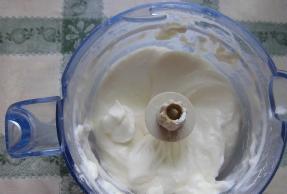 1. Этап. Тирамису без выпечки: Для крема взбейте сливки с сахарной пудрой и сыром.