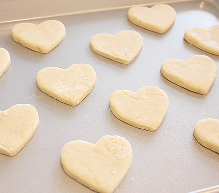 1. Этап. Печенье на 14 февраля: 6. На противень выложить сердечки и отправить в разогретую духовку.