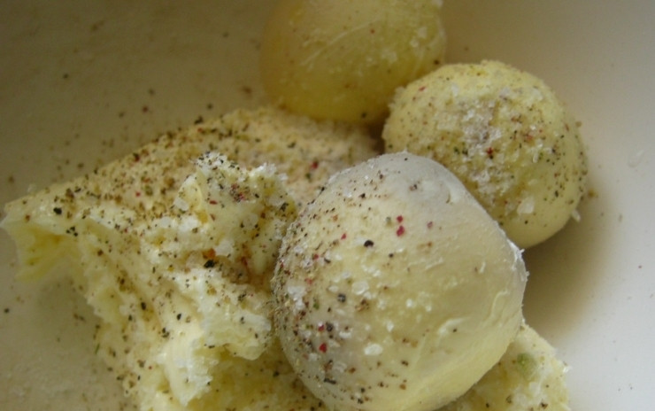 1. Этап. Яичное масло с горчицей: Яйца отварите вкрутую. Когда они остынут, разотрите желтки с мягким маслом и перцем до получения единой консистенции.