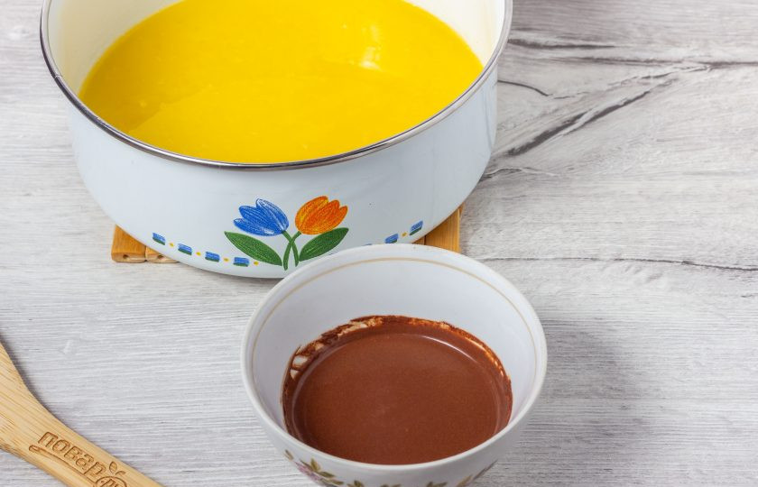 1. Этап. Сладкая колбаса из печенья: В масло добавьте сахар, размешайте. Какао разведите водой до получения однородной шоколадной массы.