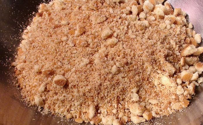 1. Этап. Банановый торт без выпечки: 1. Рецепт приготовления бананового торта без выпечки начинается с формирования основы. В качестве коржа будет использоваться печенье. Для начала его необходимо измельчить в мелкую или среднюю крошку с помощью блендера или скалки.