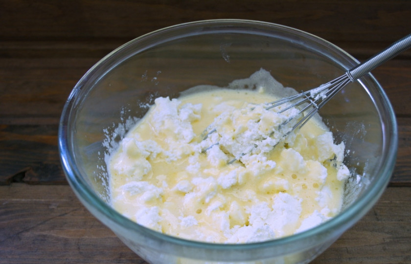 1. Этап. Диетический чизкейк: Добавляем творог. Я не перетираю творог сквозь сито, ибо люблю крупинки.