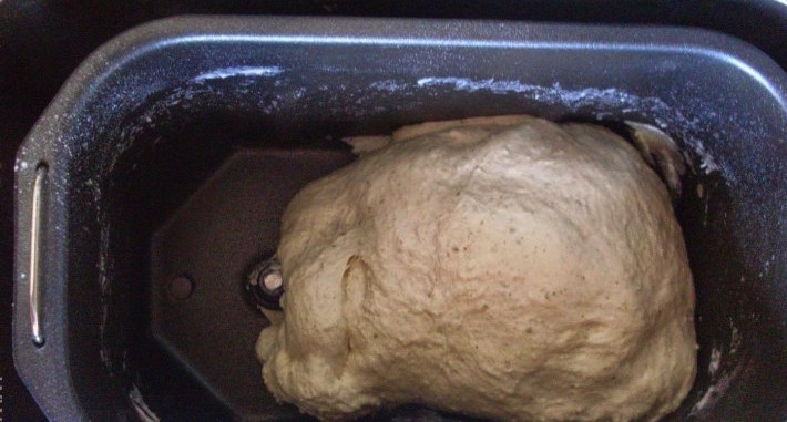 1. Этап. Постный бездрожжевой хлеб: Форму хлебопечки смажте сливочным маслом, выложите туда тесто. Накройте его полотенцем, дайте ему подняться. Для этого потребуется 2-3 часа. После этого отправляйте форму в хлебопечку на средний температурный режим. Выпечка у меня занимает около 40 минут.