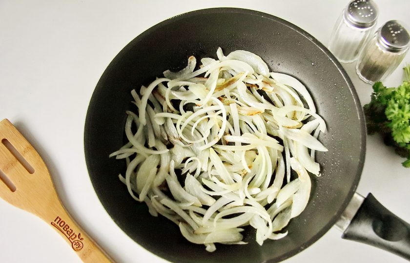 1. Этап. Запеканка Жульен: Обжарьте лук до мягкости.