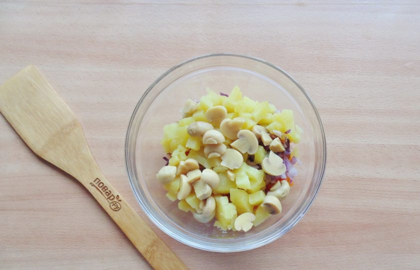 1. Этап. Салат с бужениной и грибами: Нарежьте маринованные грибы, у меня шампиньоны.