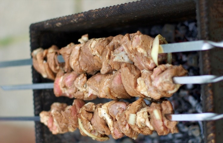 1. Этап. Шашлык по-кавказски из свинины: Разводим достаточно сильные угли. Мясо нанизываем на шампуры и обжариваем около 20 минут, постоянно переворачивая шашлык.