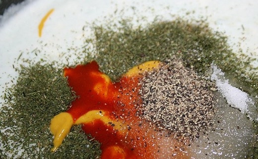 1. Этап. Белый соус к шашлыку: Снова перелейте все в чашу блендера и добавьте уксус, лимонный сок, горчицу, сахар, острый кетчуп, соль и перец. Взбивайте полминуты, перелейте соус в емкость, в которой будете подавать его на стол и поставьте перед подачей в холодильник на пару часов, чтоб он остыл.