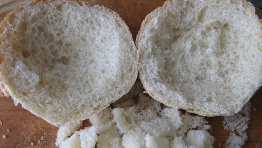 1. Этап. Салат Морское чудо: 1. Булки разрезаем на половинки, серединки (мякоть) аккуратно вынимаем, чтобы получились корзиночки. Части мякиша булочки обжарим на растительном масле, чтобы получились сухарики.