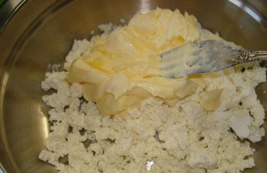 1. Этап. Творожно-песочное тесто: 1. С приготовлением этого теста действительно не возникнет никаких проблем. В глубокой мисочке соедините творог и размягченное сливочное масло. Как следует перемешайте вилкой или венчиком.