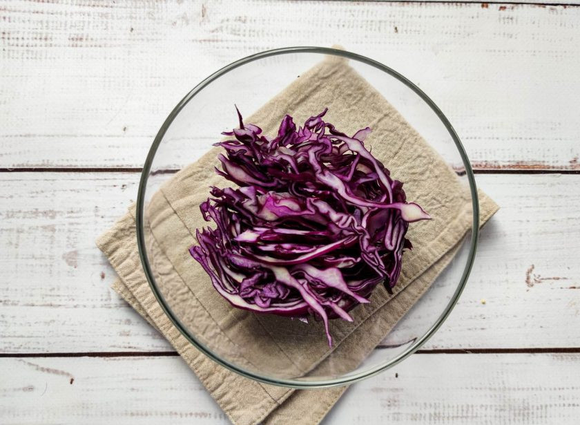 1. Этап. Салат с краснокочанной капустой и горошком: Капусту мелко нарежьте и выложите в глубокую тарелку.