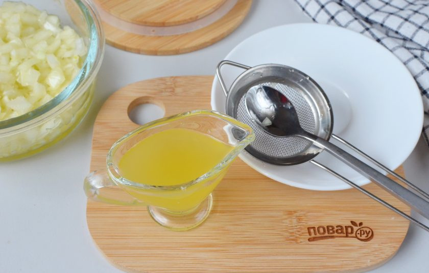 1. Этап. Репчатый лук от кашля: Полученный сок отцедите, принимайте по 1 ч. ложке каждые пару часов для дошкольника и по 1 ст. ложке взрослым и детям старшего возраста.