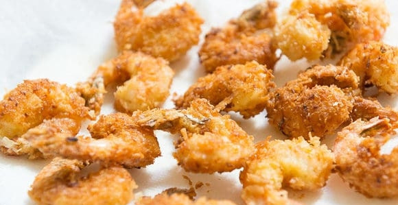 1. Этап. Креветки в кокосовой стружке: Готовые креветки промокните салфеткой. Сделайте соус, смешав варенье с мармеладом и чили.