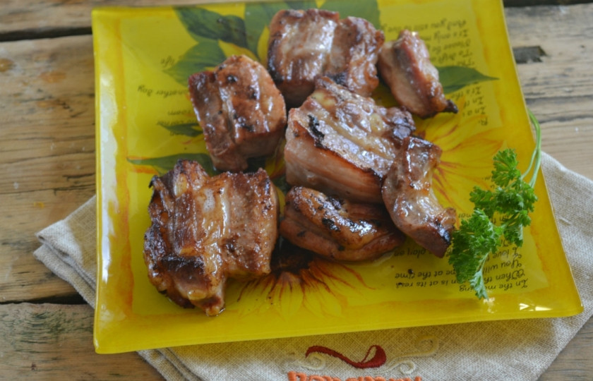 1. Этап. Мясо под сладким соусом: Маринованное мясо выложите на противень и запекайте в духовке при температуре 180 градусов 25-30 минут. Маринад не выливайте.