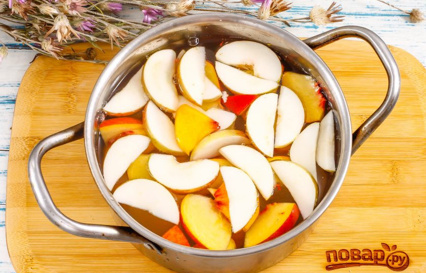 1. Этап. Компот из персиков и яблок на зиму: Добавьте лимонный сок или замените его щепоткой лимонной кислоты. Влейте воду и поместите емкость на плиту, включая максимальный нагрев.