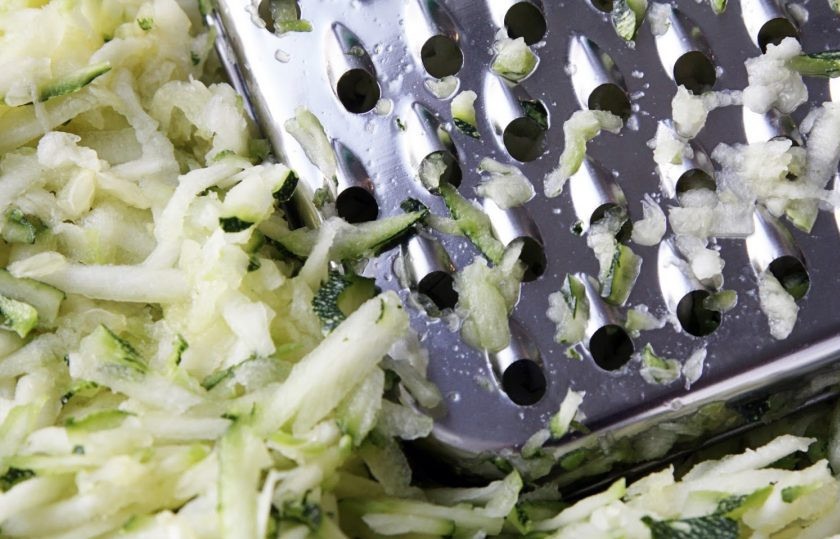 1. Этап. Оладьи из кабачка: 1. Вымойте небольшой кабачок и натрите его на крупной терке.