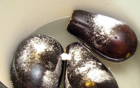 1. Этап. Синенькие с морковкой на зиму: Варите предварительно подготовленные баклажаны в подсоленной воде в течение 15-30 минут (или до готовности).