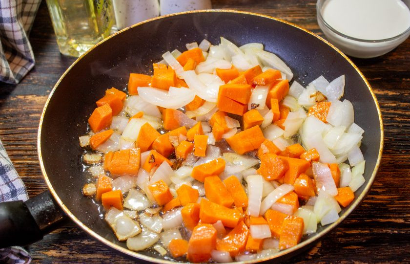 1. Этап. Паштет с инжиром: Лук и морковь очистите и нарежьте кубиками. Обжарьте до мягкости на оливковом масле.