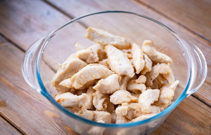 1. Этап. Жульен в аэрогриле: В удобную форму для аэрогриля выложите все обжаренные полоски куриного филе.