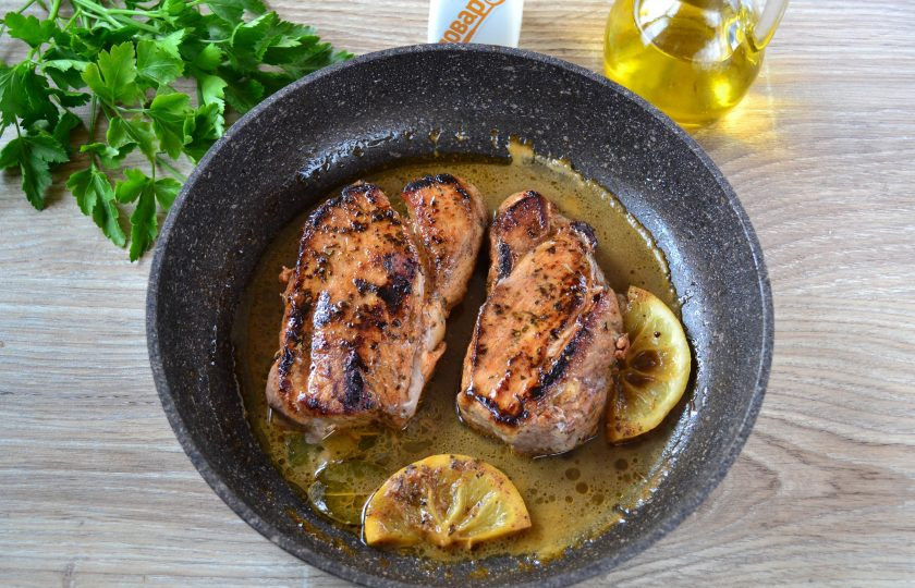 1. Этап. Мясо жареное крупным куском: Тушите мясо в течение 15 минут на слабом огне (но чтобы бульон кипел).