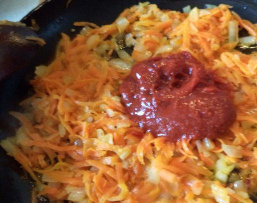 1. Этап. Лагман без мяса: 3. На растительном масле обжарим измельченные лук и морковь, и в конце добавим томатную пасту.