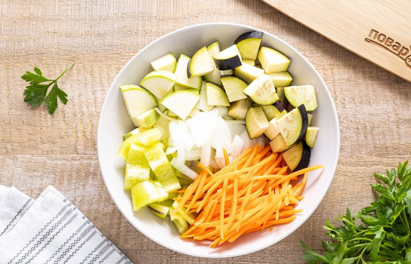 1. Этап. Овощи по-кубански: Перец, кабачок и баклажаны нарежьте ломтиками среднего размера. Репчатый лук нарежьте четвертинками, а морковь натрите на терке для моркови по-корейски.